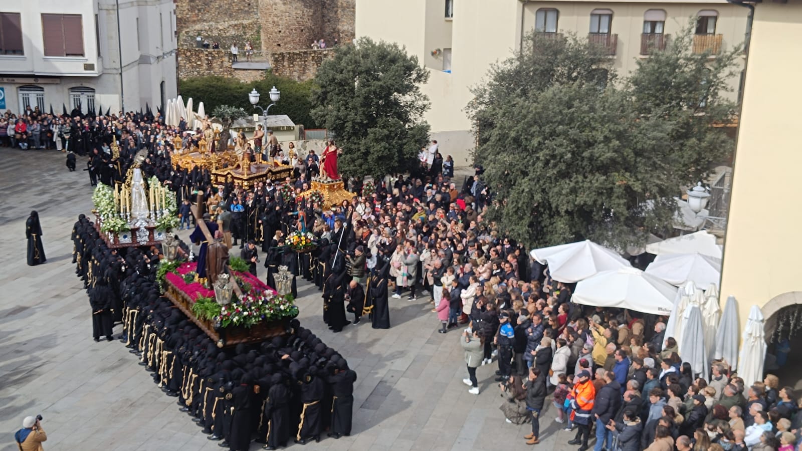 Momento del Encuentro en la plaza de la Encina