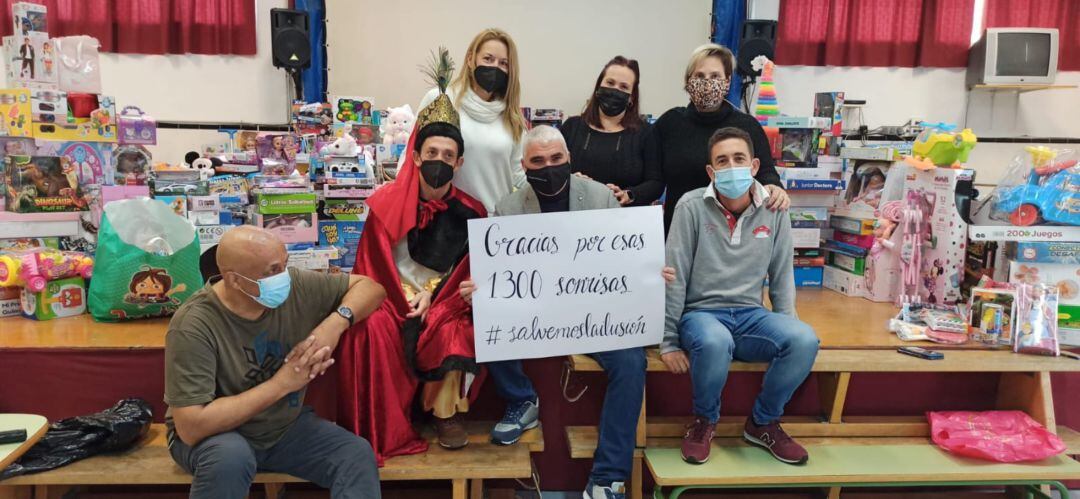 Francisc Cid, con el cartel de agradecimiento, acompañado de algunos de los voluntarios que le han ayudado en esta campaña