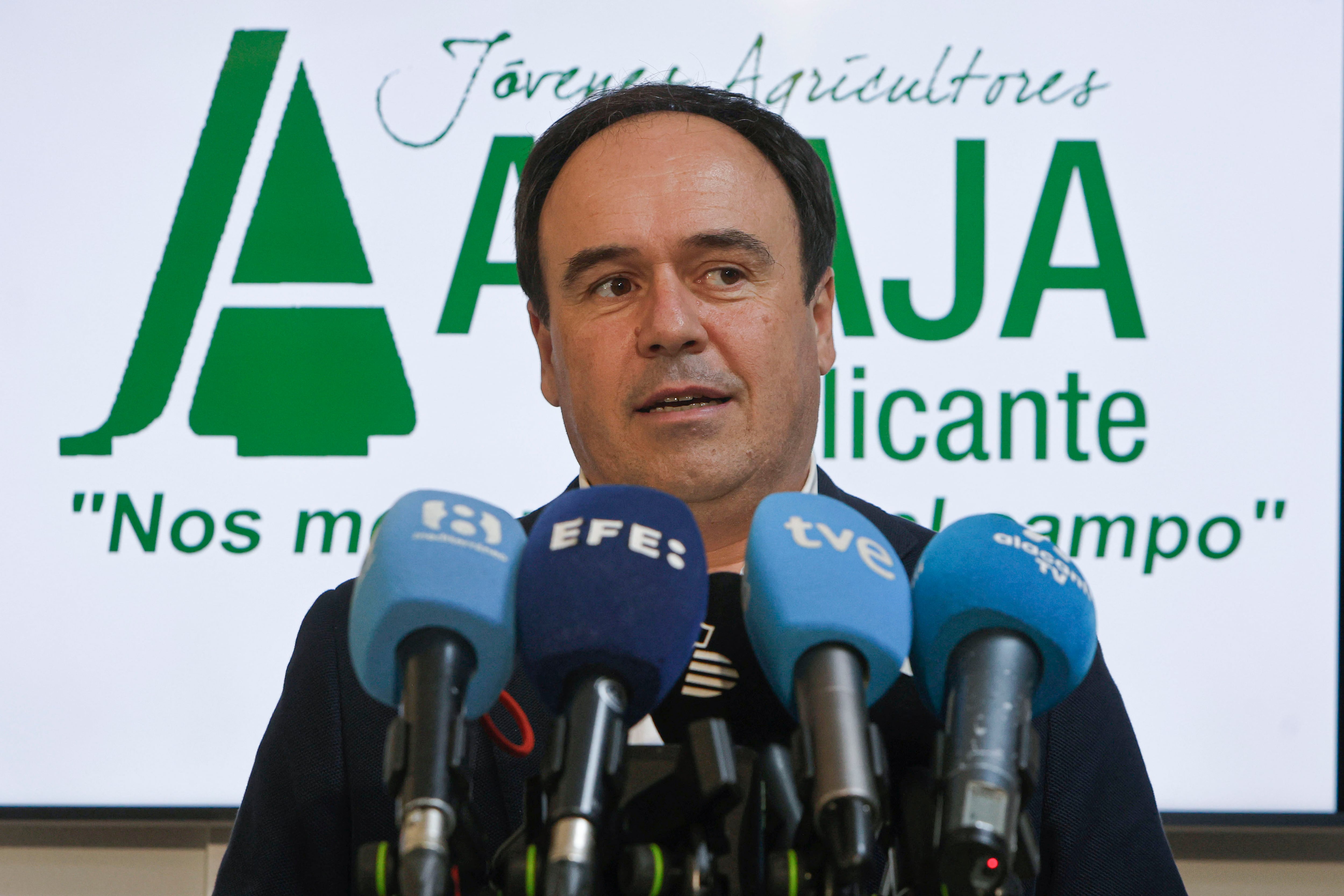 . ALICANTE, 11/02/2026.- El president de la Generalitat, Juanfran Pérez Llorca, se reúne con representantes de Asaja Alicante. En la imagen Pérez Llorca atiende a los medios de comunicación tras la reunión. EFE/Pep Morell