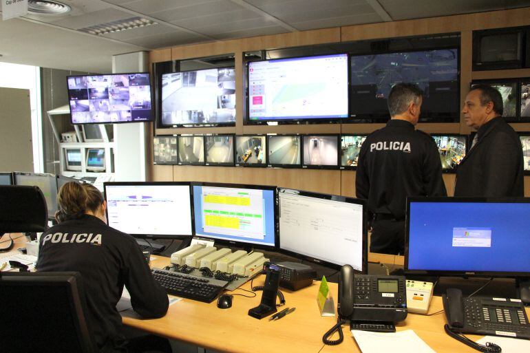 El director del cos, Jordi Moreno, conversa amb un agent a la sala de control dins de l'edifici de la Policia.