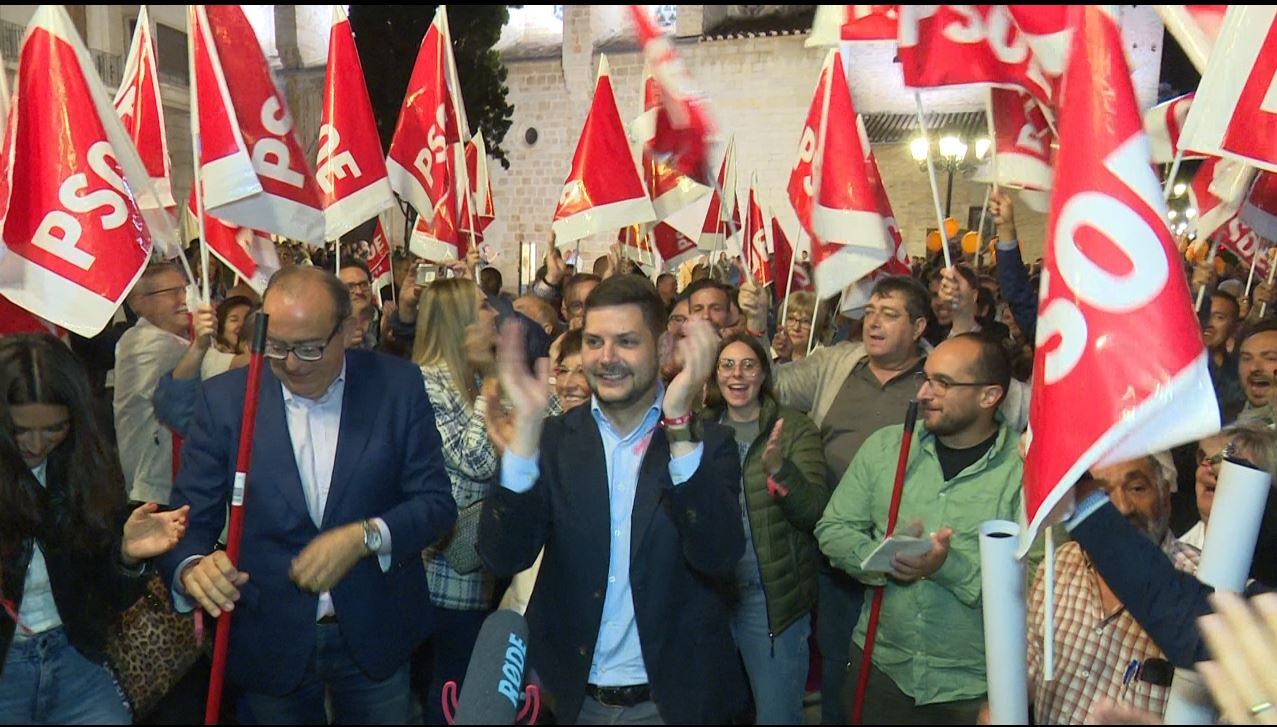 El candidato a la alcaldía por el PSPV José Manuel Prieto, arropado por simpatizantes de la formación..