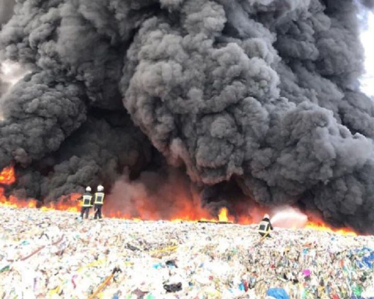 Columna de humo del incendio de RECICOR