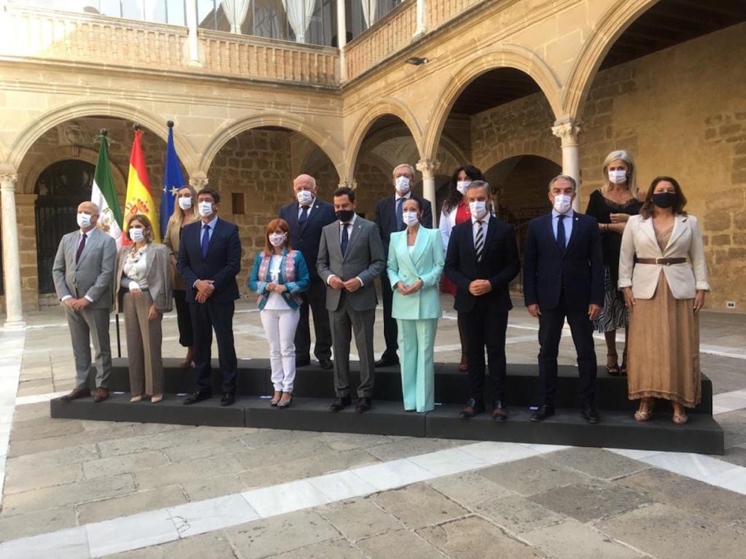 El Consejo de Gobierno de la Junta de Andalucía en el patio del Hospital de Santiago