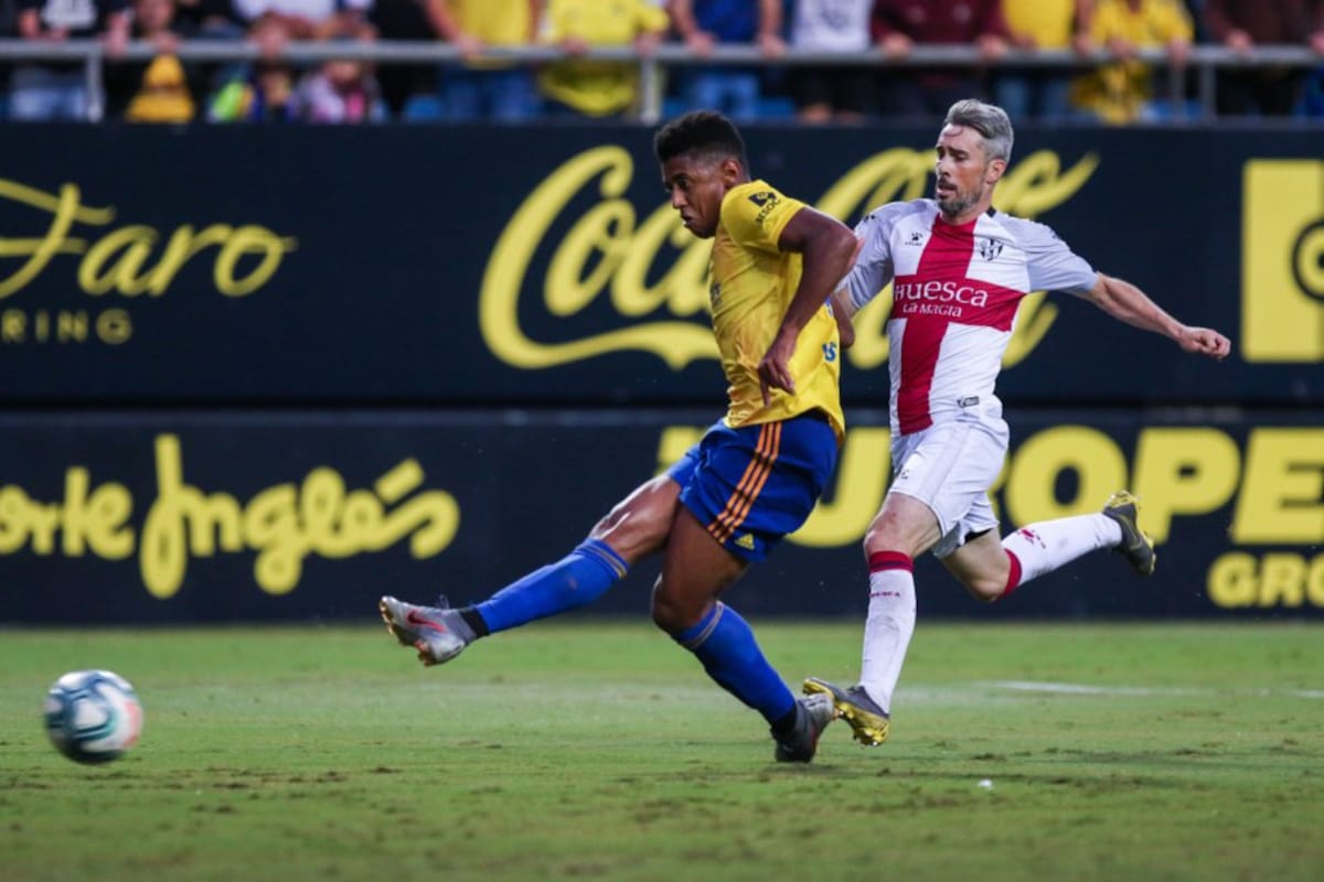 Lozano golpea el balón en el gol cadista