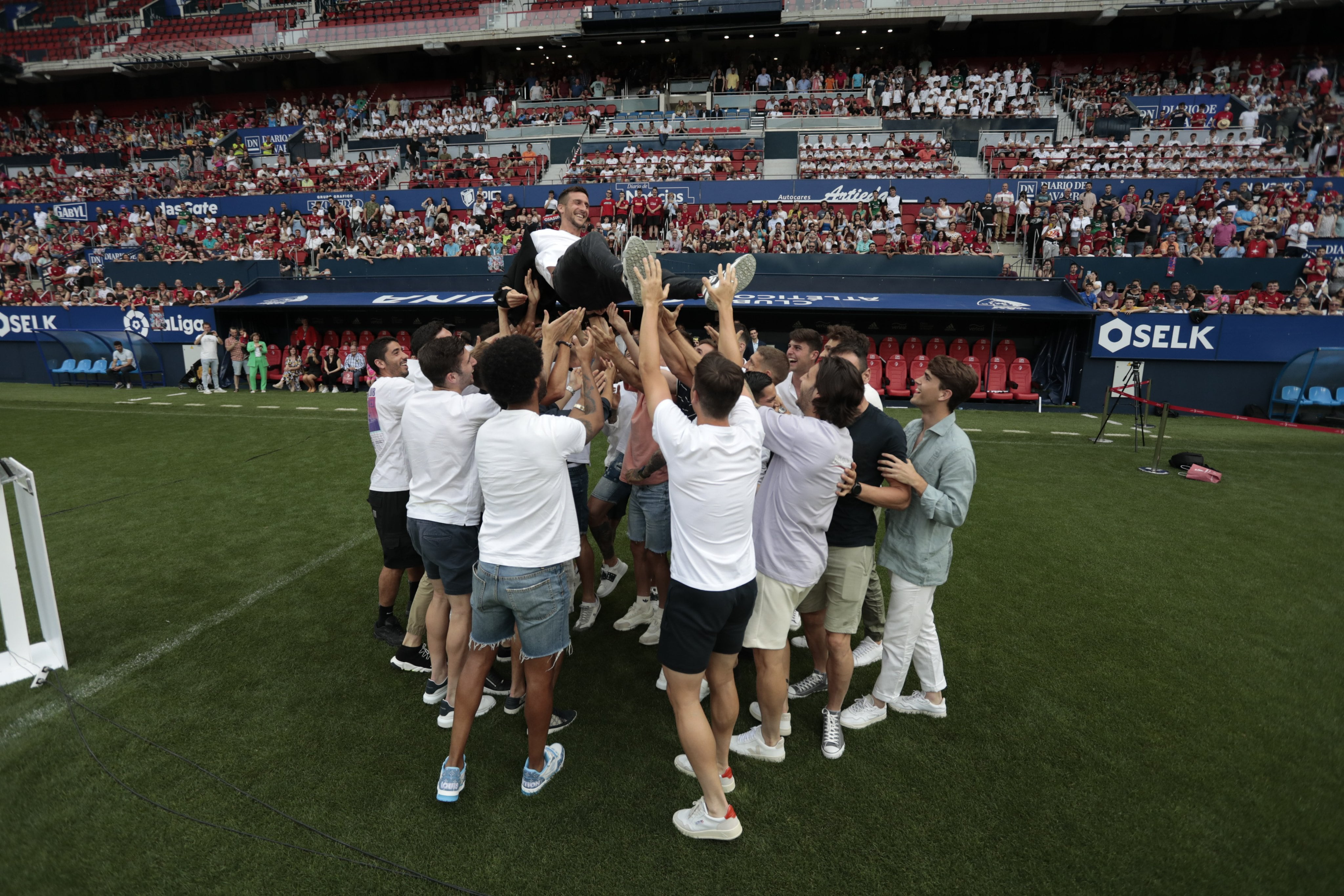 Oier manteado por sus compañeros de Osasuna en el Sadar