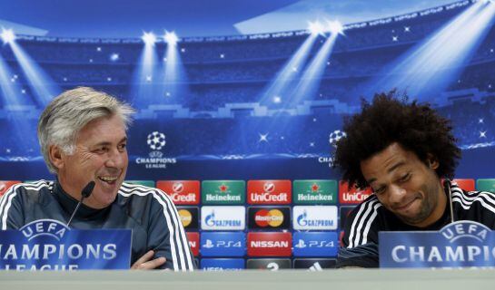 Ancelotti y Marcelo sonríen durante la rueda de prensa