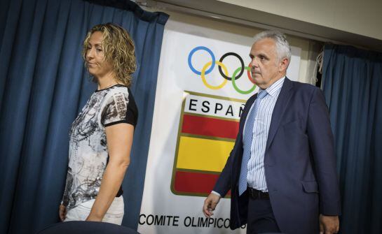 El presidente de la Federación, José Luis Escañuela, y la capitana del equipo de Copa Davis, Gala León