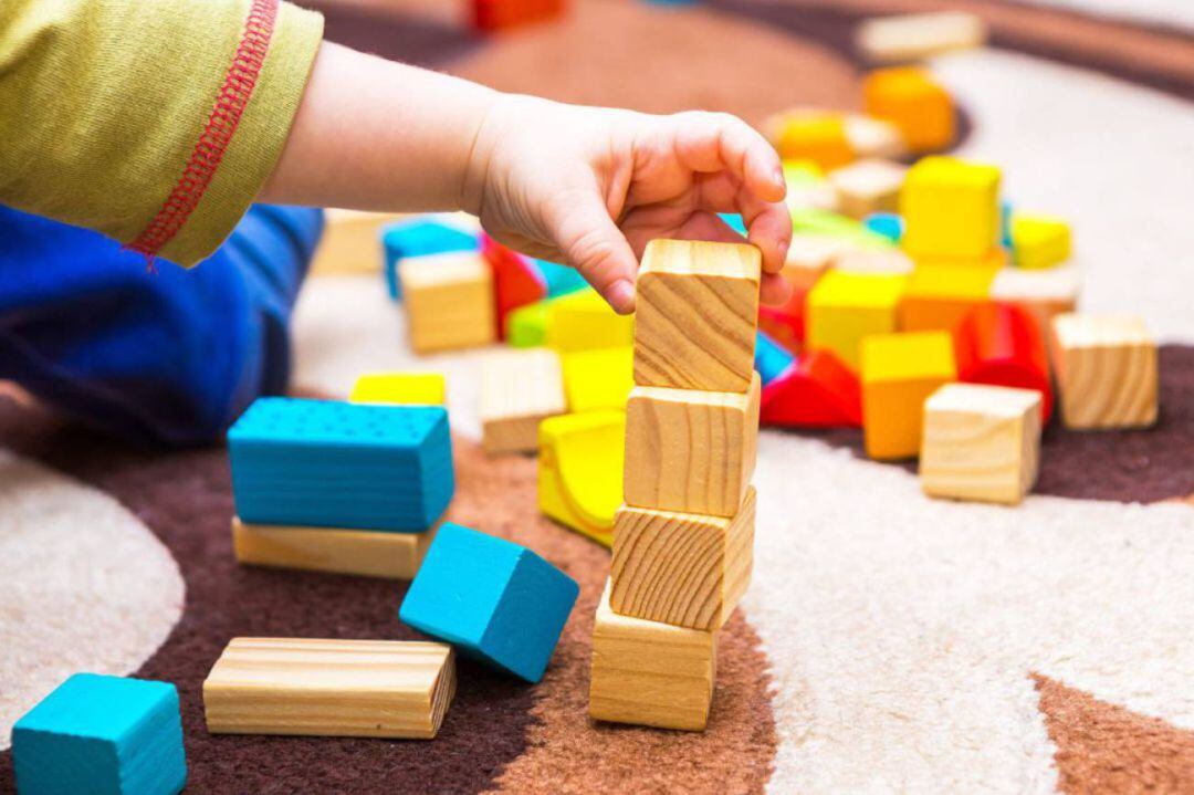 Niño jugando en un guardería