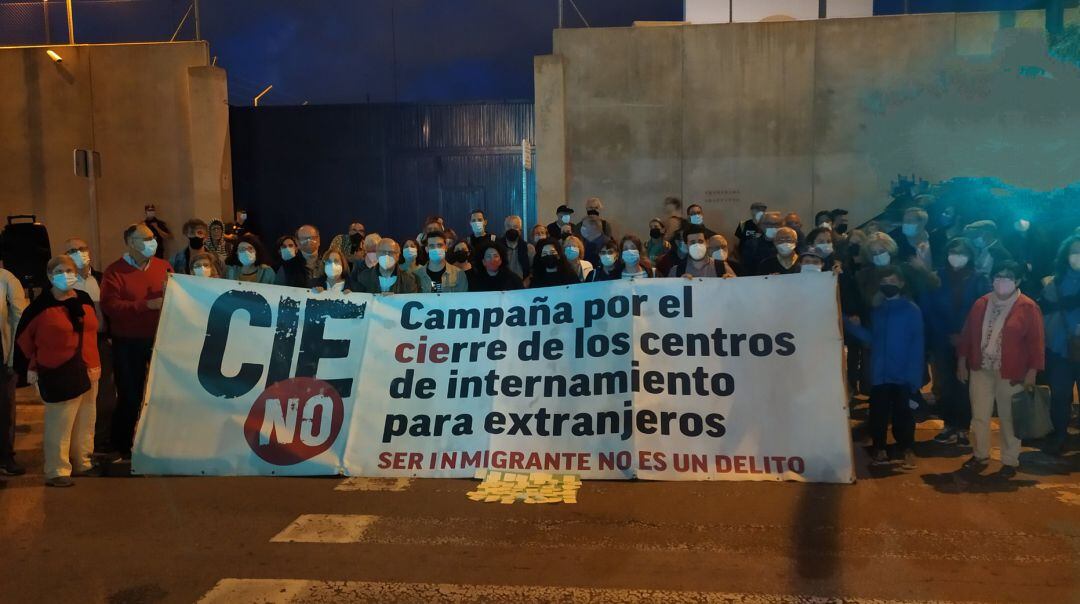 La campaña CIE NO se manifiesta todos los meses frente al CIE de Zapadores para reclamar el cierre de los Centros de Internamiento de Extrangeros. 