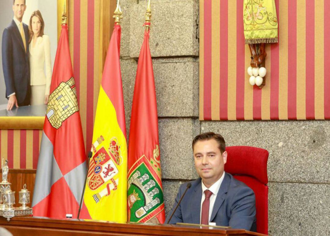 El alcalde De la Rosa en el salón de plenos del Ayuntamiento de Burgos