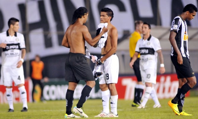 El jugador del Olimpia Salustiano Candia intercambia camisetas con Ronaldinho, de Atlético Mineiro