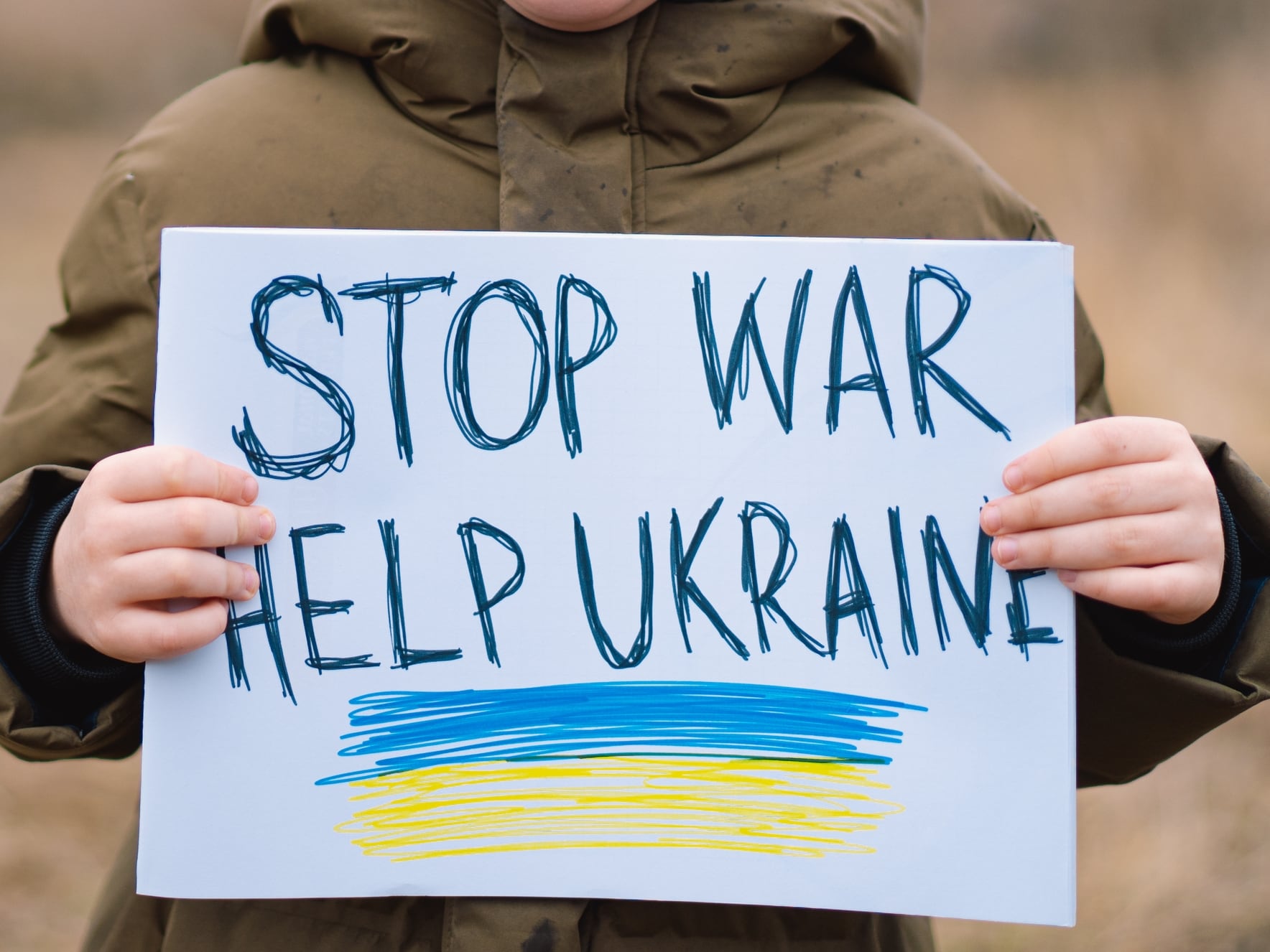 Imagen de un cartel que pide el fin de la guerra en Ucrania.