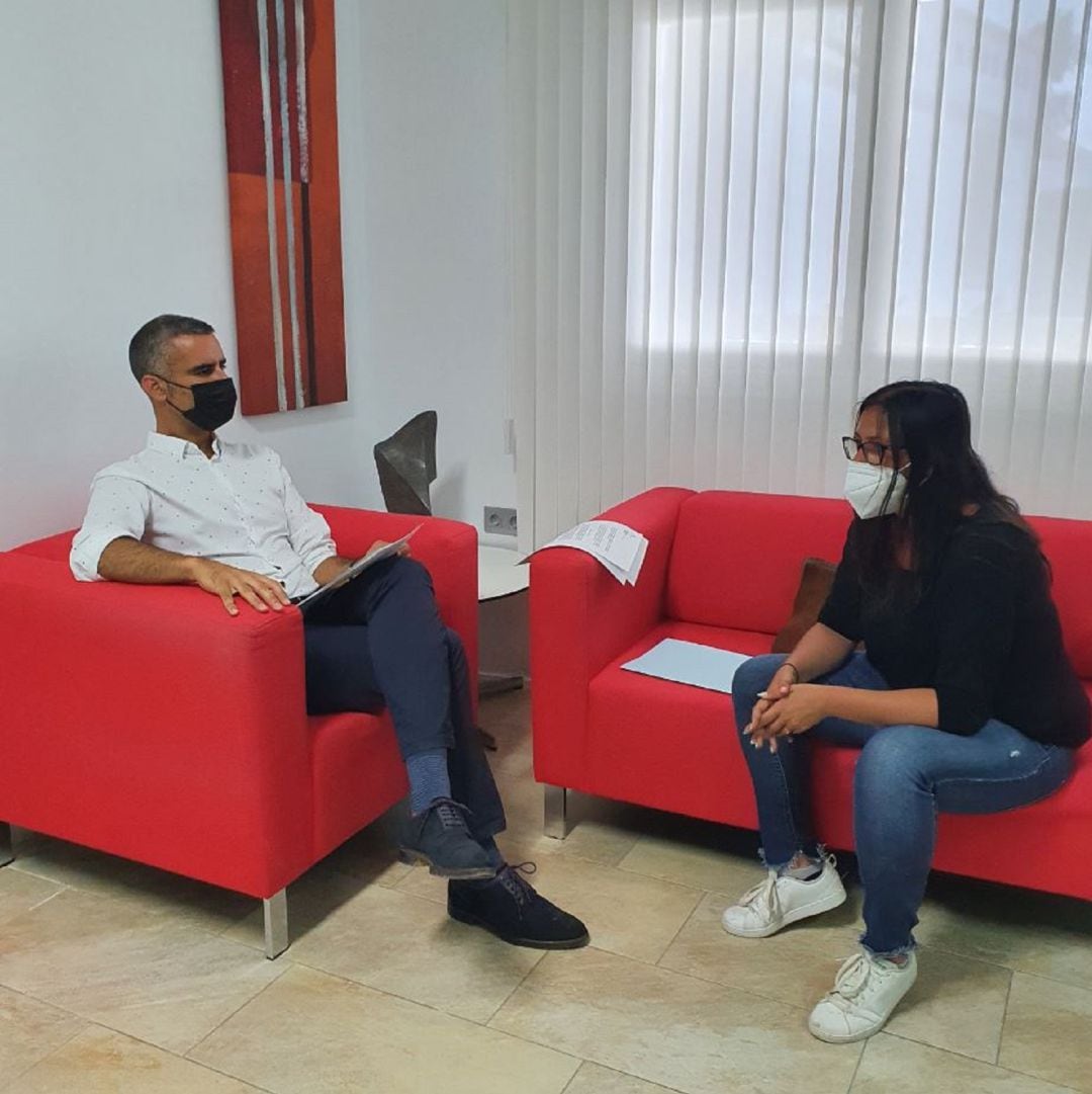 El alcalde de San Bartolomé, Alexis Tejera, con la representante sindical de CCOO, Thais Murillo.