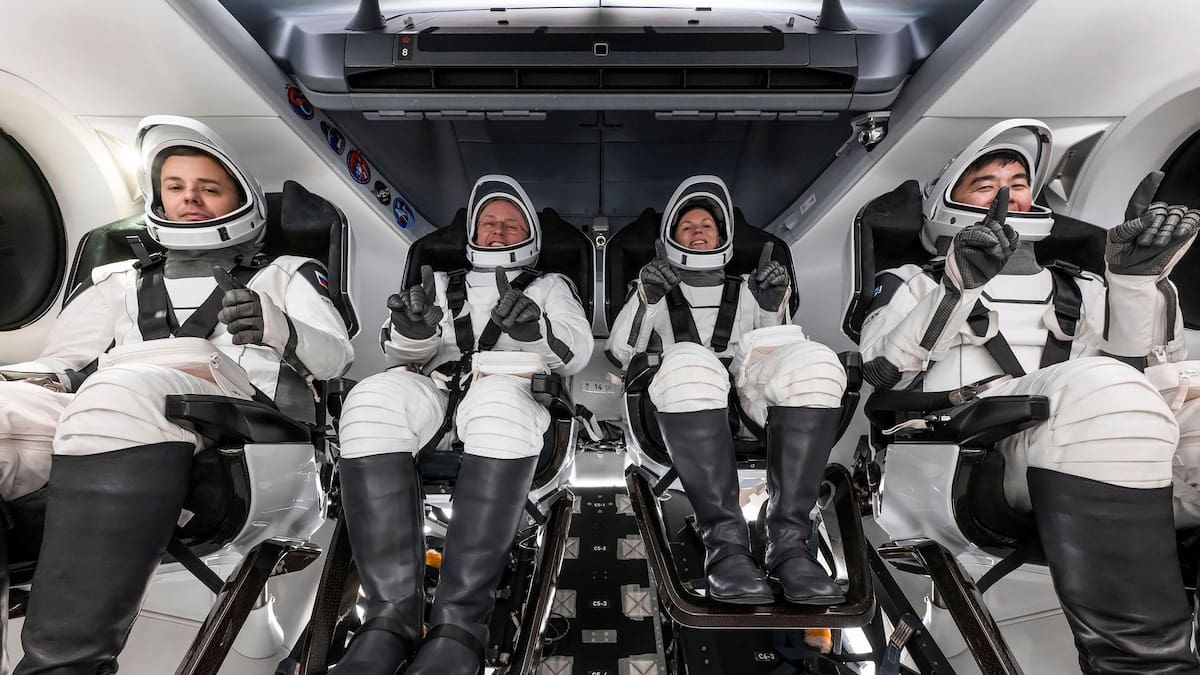 La Crew-11 se desacopla de la EEI e inicia su regreso anticipado a la Tierra con un tripulante enfermo