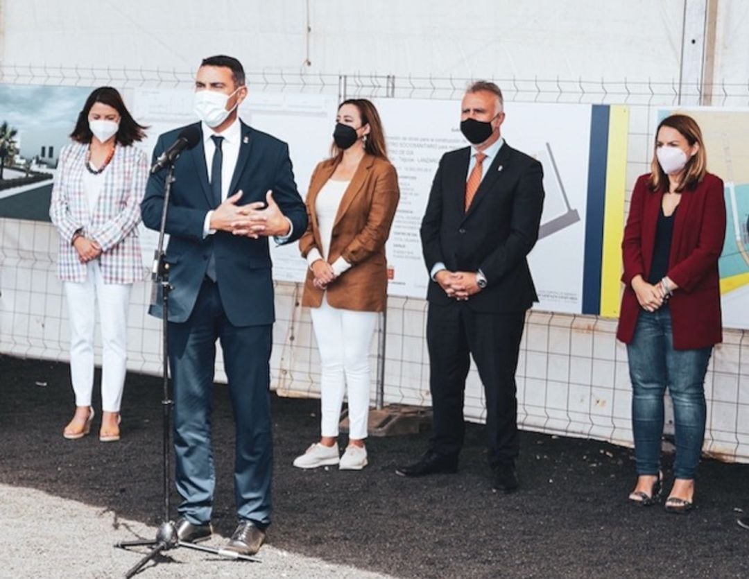 Oswaldo Betancort en el acto de colocación de la primera piedra de la residencia de mayores de Tahiche.