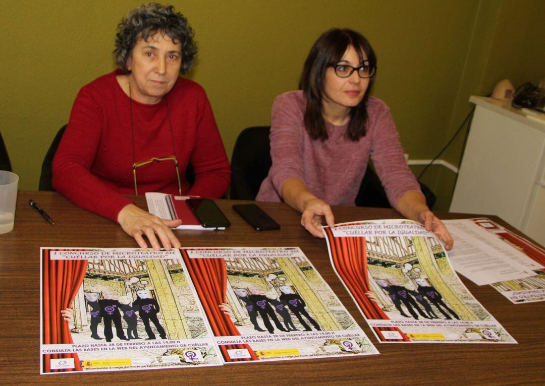 La concejal de Igualdad, Montserrat Sanz y la técnico del área, Arancha Sanz durante la presentación del concurso de microteatro