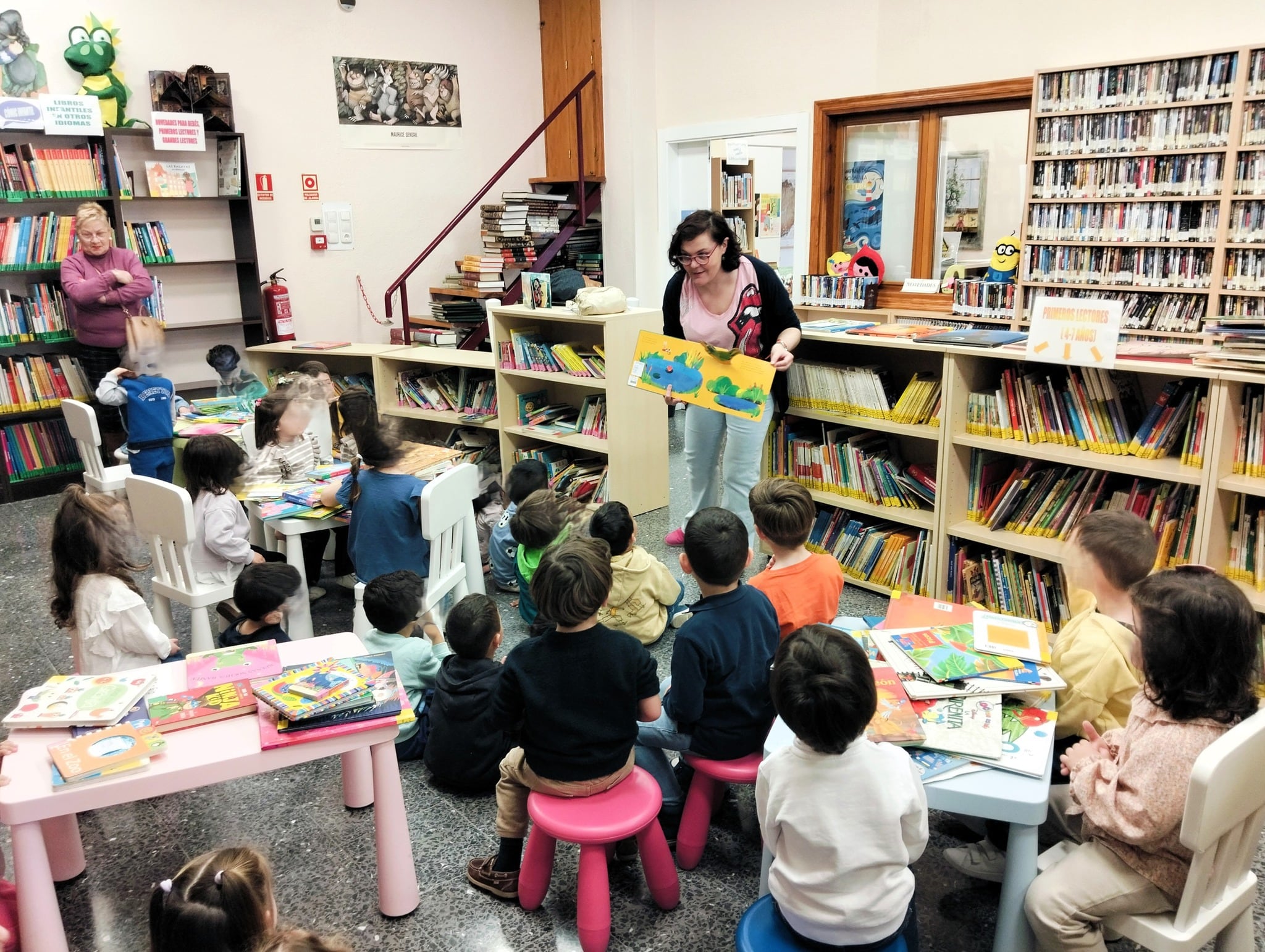 Un grupo de niños participan en una actividad en la Biblioteca Cronista Herrera de Cuéllar