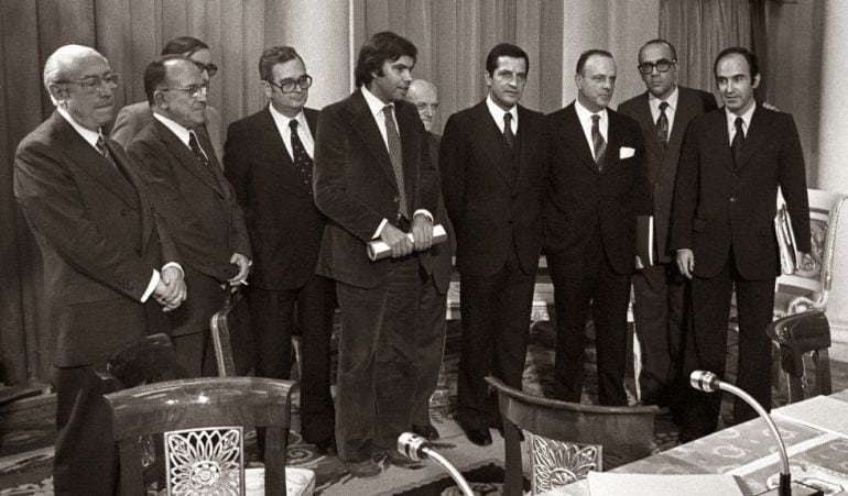 Adolfo Suárez posa con los dirigentes de los principales partidos políticos durante la firma de los Pactos de la Moncloa.