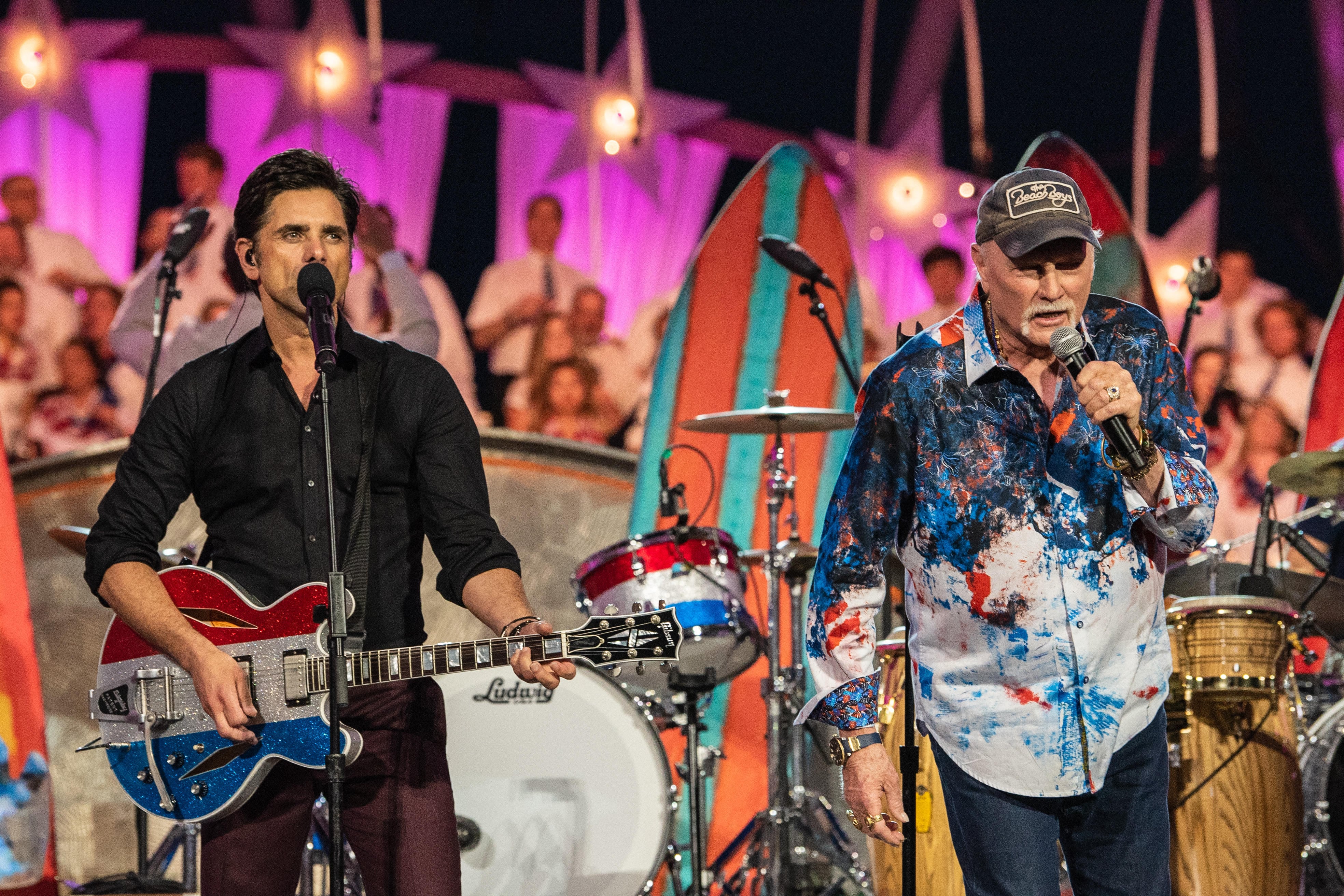 John Stamos en un concierto de la banda The Beach Boys