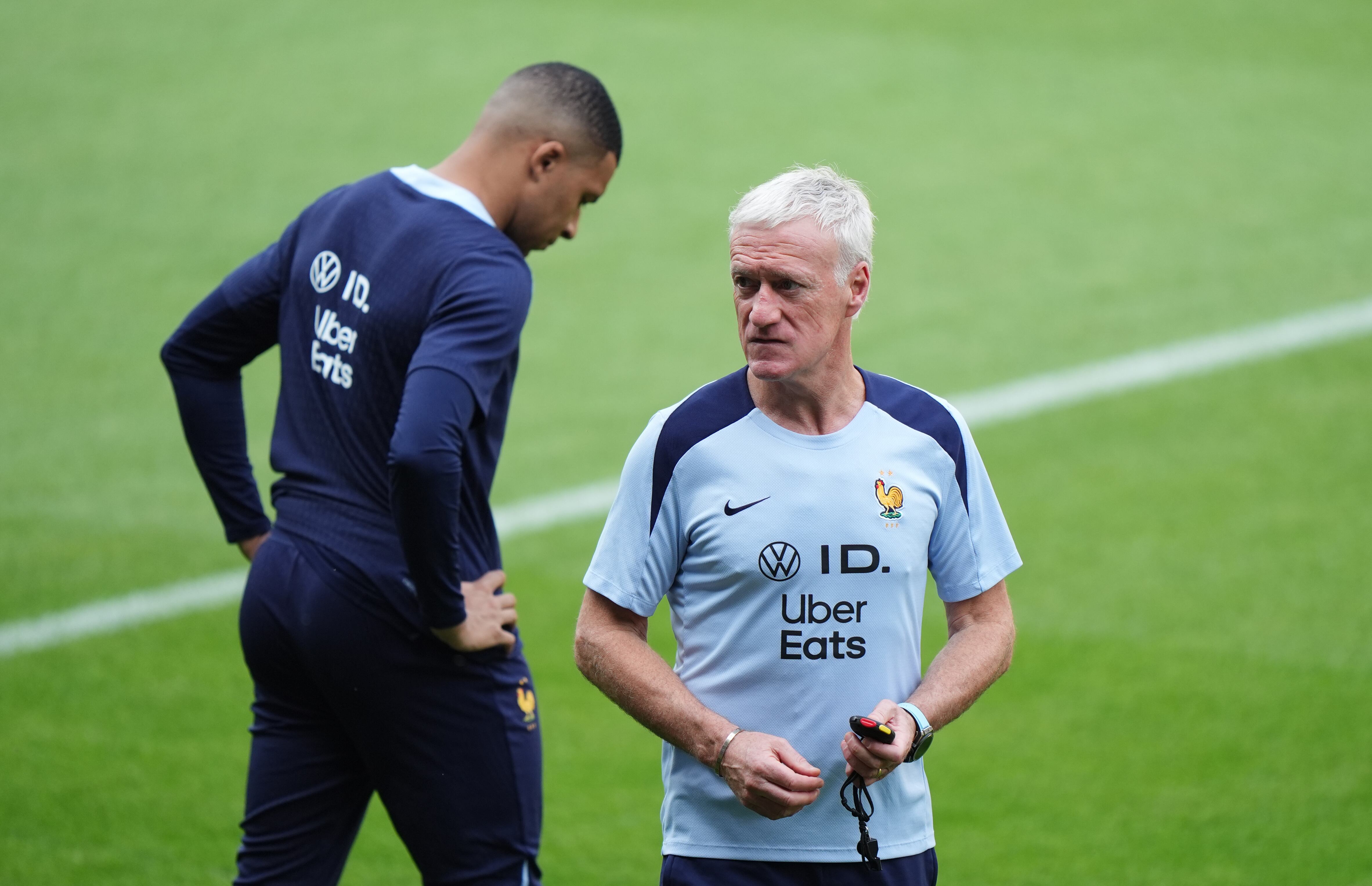 Didier Deschamps y Kylian Mbappé, durante un entrenamiento de la selección francesa