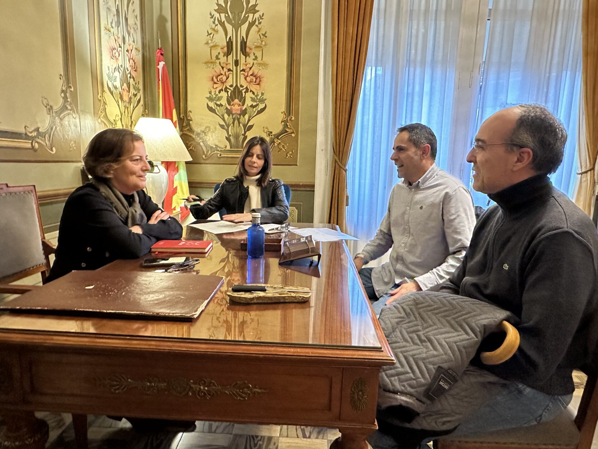 La concejala Teruca Moreno atendiendo a ciudadanos este miércoles