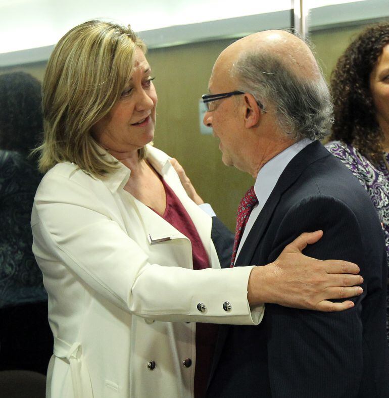 El Ministro de Hacienda, Cristóbal Montoro junto a la consejera de Economía y Hacienda de la Junta, Pilar del Olmo