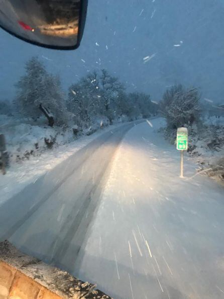 Así se mostraba una de las carreteras de la provincia afectadas por la nieve a primera hora de la mañana