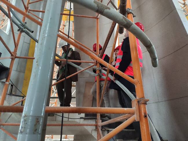 L'equip de 'El Balcó', amb Antoni Bassas i l'arquitecte Faulí, a la torre de Jesús, encara en construcció.