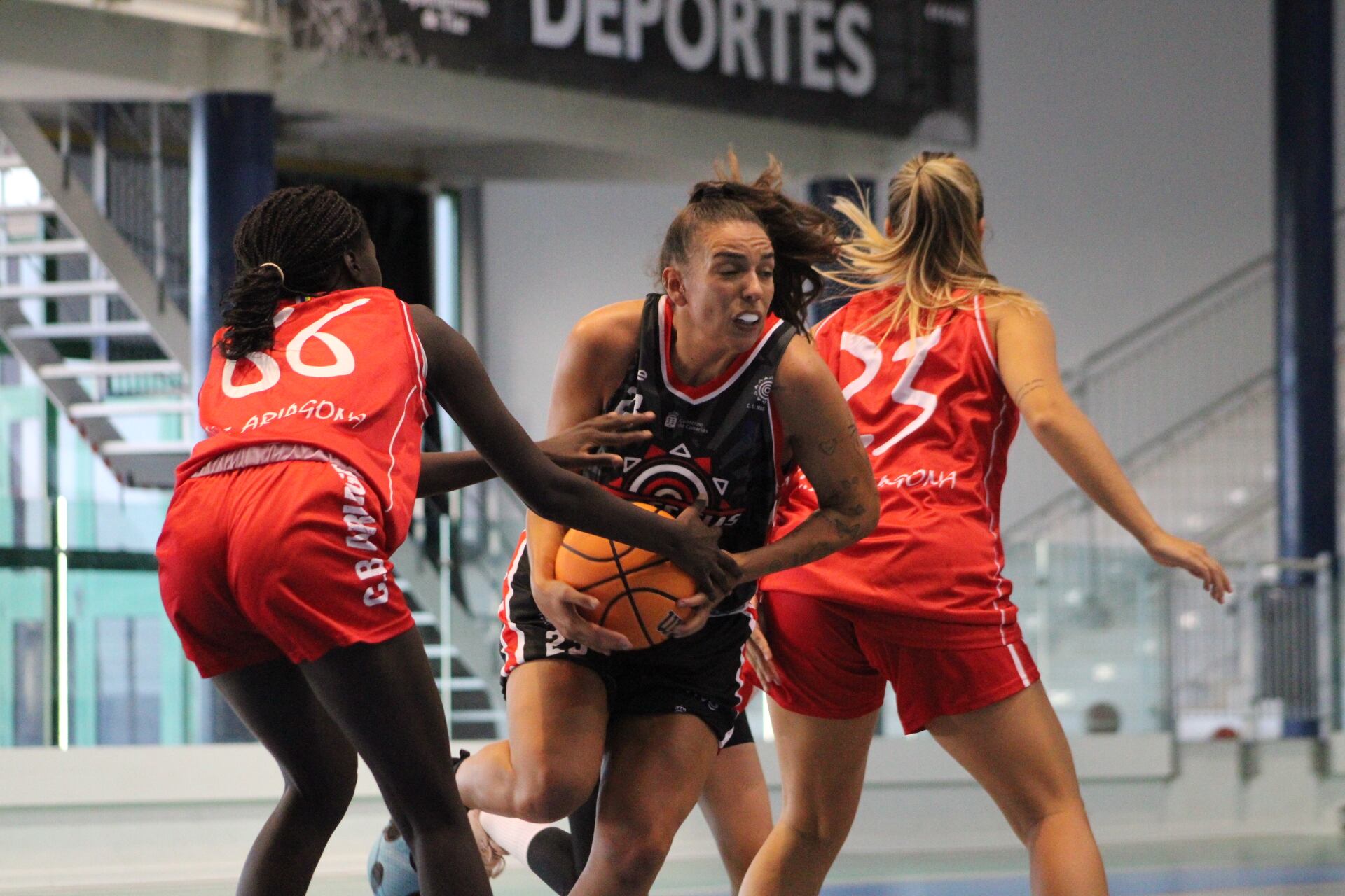 Una de las jugadas del amistoso entre el Magec Tías Contra la Violencia de Género y el Ariagona Lanzarote.