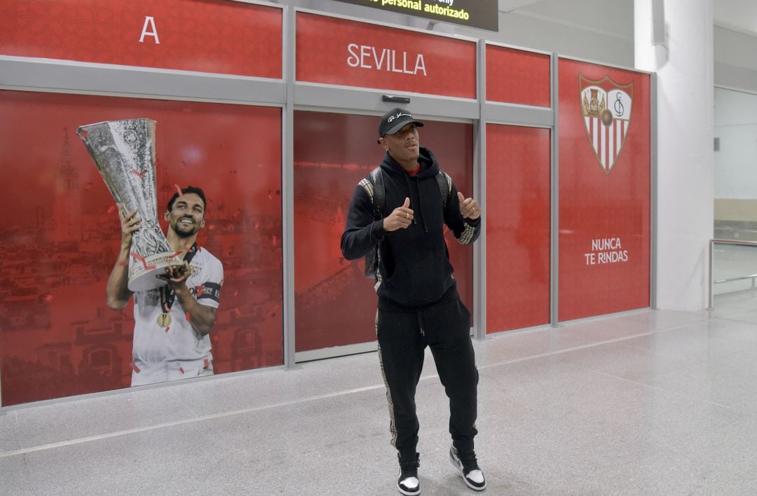 Anthony Martial posa en el aeropuerto de Sevilla