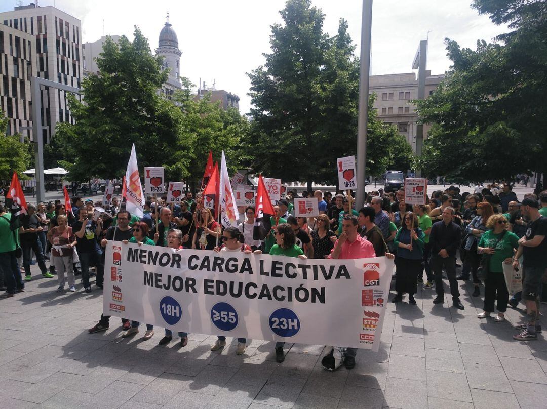 Concentración de maestros y profesores en la Plaza de España 