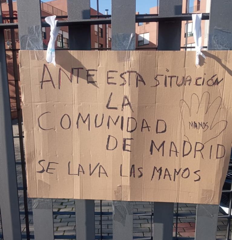 Cartel en la residencia Parque de los Frailes criticando a la Comunidad de Madrid porque la empresa que gestiona el centro debe dinero a las trabajadoras.