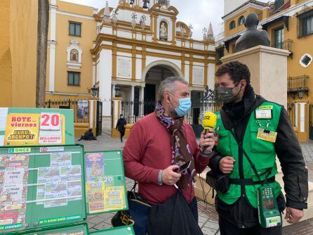 Paco García entrevistando al vendedor de la ONCE, Alberto Ferrer