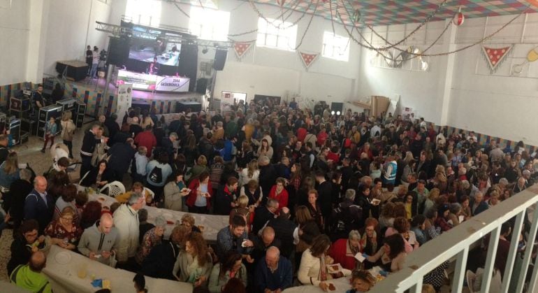 Momento de uno de los showcooking y degustación de tapas en la Caseta Municipal