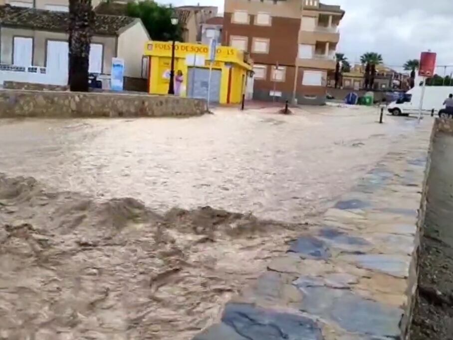 Calle inundada en Los Alcázares
