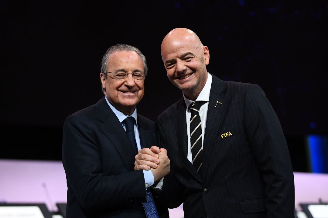 Apretón de manos entre Florentino Pérez y Gianni Infantino