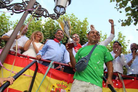 Representante del Grupo Malora recogiendo el primer premio