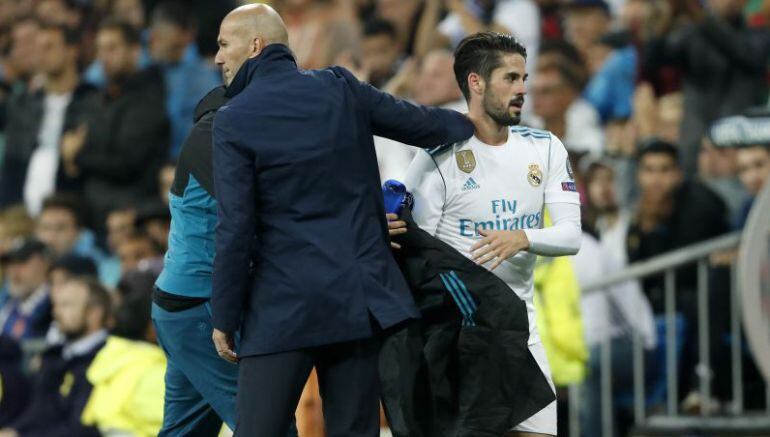 Zidane despide a Isco en un partido en el Bernabéu