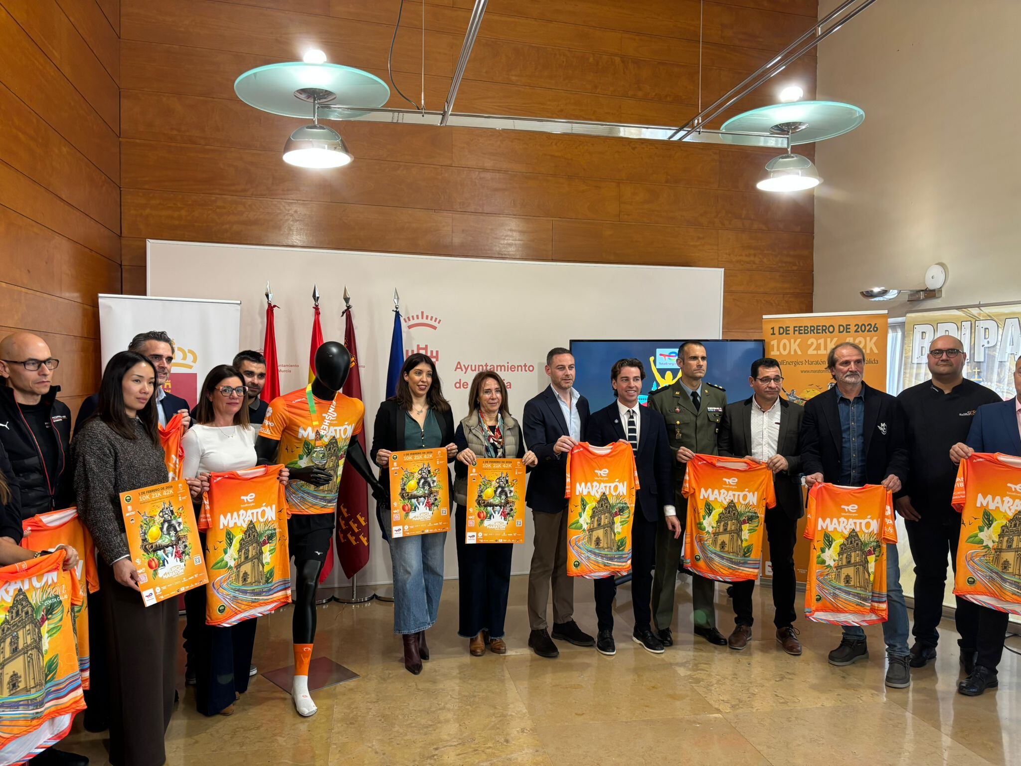 Foto de familia de los organizadores del Total Energies Maratón Murcia Costa Cálida