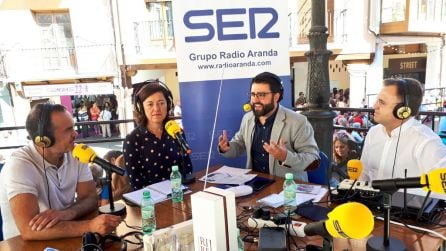 A la dcha Fernando Berzosa Director General del Grupo Radio Aranda y la izda Valentín García, director de emisiones del mismo grupo durante la emisión del programa especial &quot;A vivir Castilla y León&quot; dirigido por Diego Merayo, en el centro de la imagen con una de sus colaboradoras