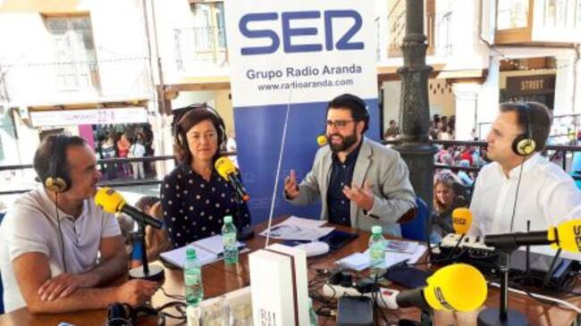 A la dcha Fernando Berzosa Director General del Grupo Radio Aranda y la izda Valentín García, director de emisiones del mismo grupo durante la emisión del programa especial "A vivir Castilla y León" dirigido por Diego Merayo, en el centro de la imagen con una de sus colaboradoras