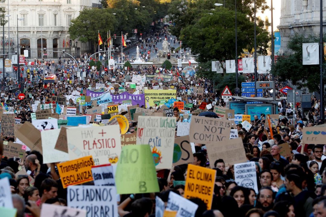 Miles de personas en las inmediaciones del Ayuntamiento de Madrid.