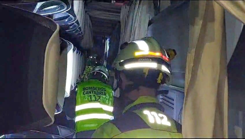 Bomberos del 112 acceden al interior del autobús escolar para liberar a las víctimas.