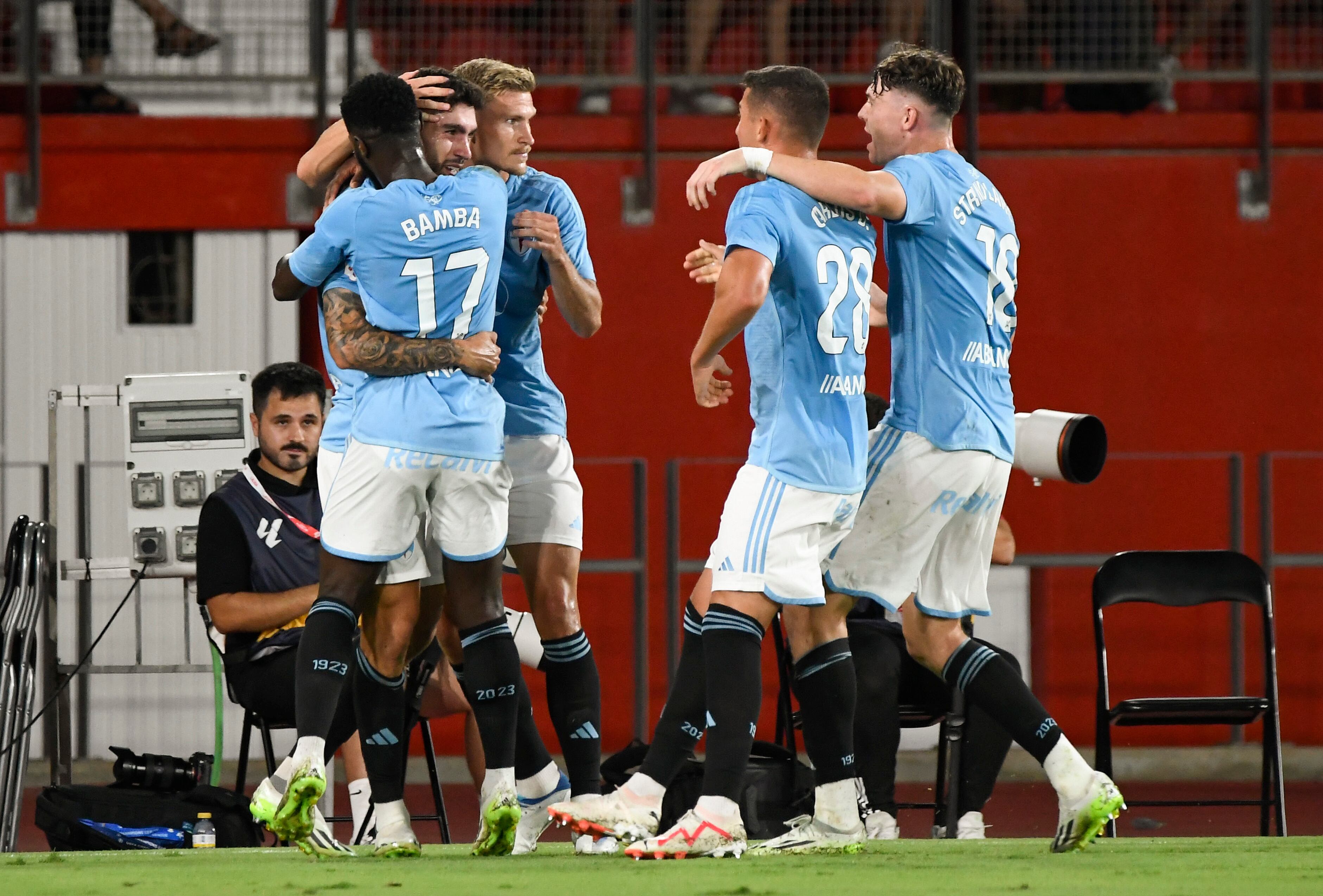 ALMERÍA, 01/09/2023.- El defensa del Celta Unai Núñez (2i) celebra su gol, primero del equipo gallego, durante el partido de la cuarta jornada de LaLiga que UD Almería y Celta de Vigo disputan hoy viernes en el Power Horse Stadium de Almería. EFE/ Carlos Barba
