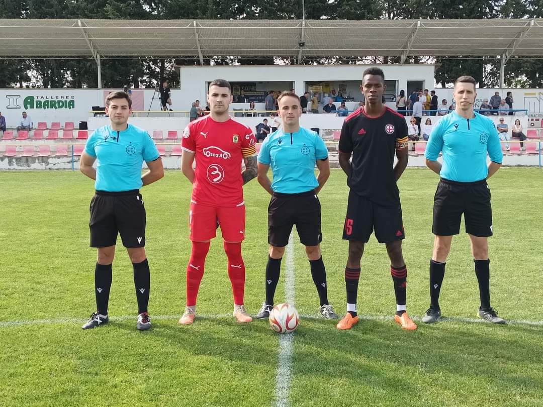 Rubén Álvarez Abadías, en el centro, ha conseguido el ascenso a Tercera División