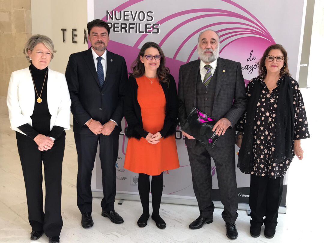 La vicepresidenta y consellera Mónica Oltra (c), junto al alcalde (i), en la inauguración del Congreso de Psicología del Envejecimiento en el MACA.