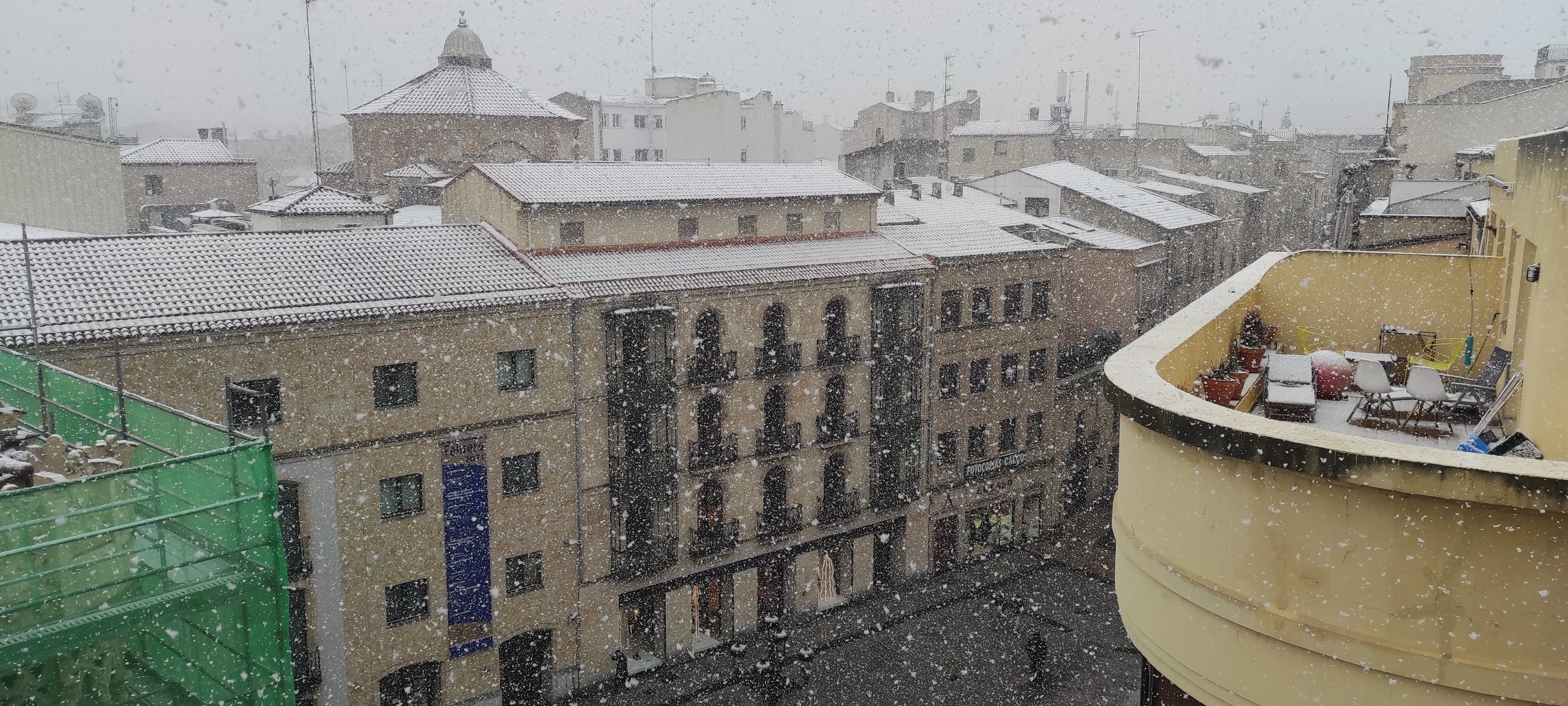 Momento de la nevada de este jueves en Salamanca, con vistas a la calle Toro de la ciudad/Cadena SER