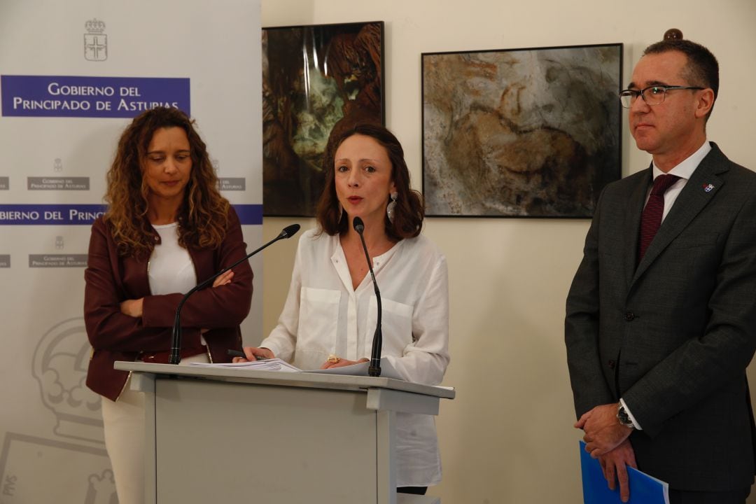 La consejera portavoz ha respondido a Podemos desde Candamo, donde se ha celebrado la reunión del Consejo de Gobierno. En la foto, junto a la alcaldesa del municipio y el consejero de Salud.