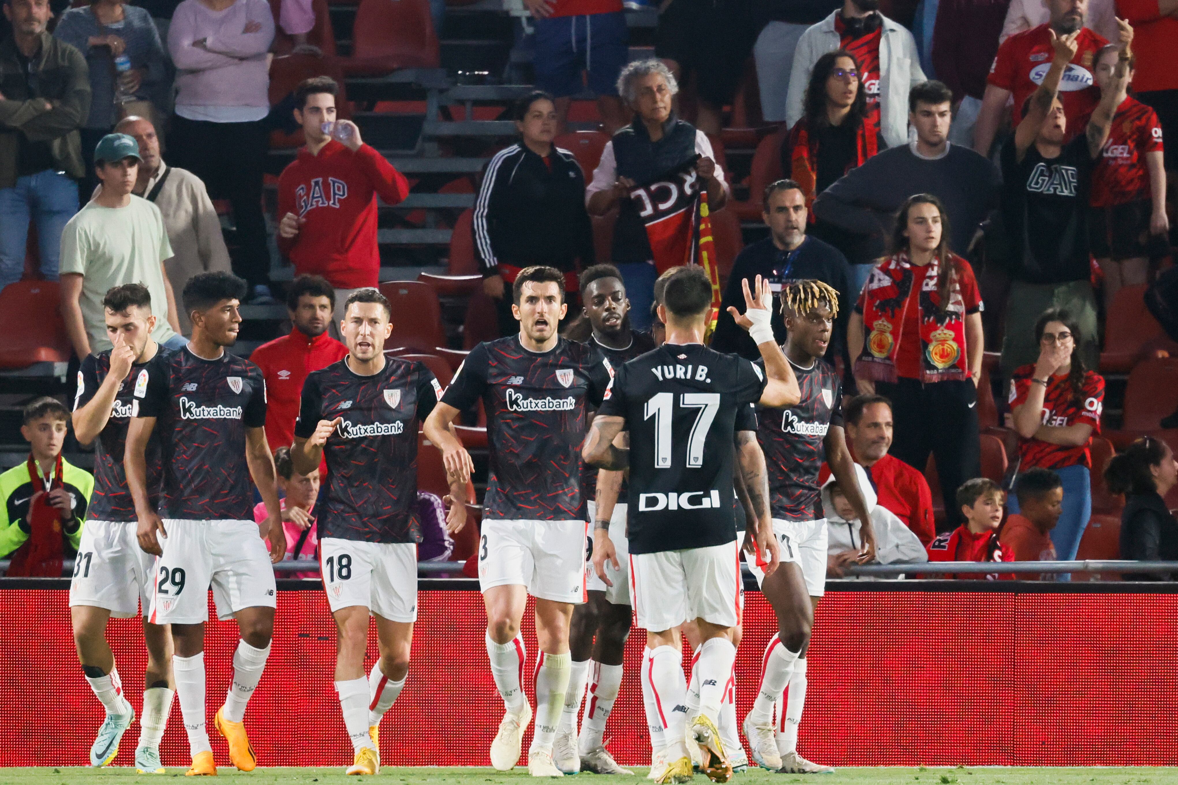 Los jugadores del Athletic celebran el gol ante el Mallorca, durante el partido correspondiente a la jornada 32 de LaLiga Santander que RCD Mallorca y Athletic Club de Bilbao han disputado este lunes en el Visit Mallorca Estadi de Palma de Mallorca. EFE/Cati Cladera