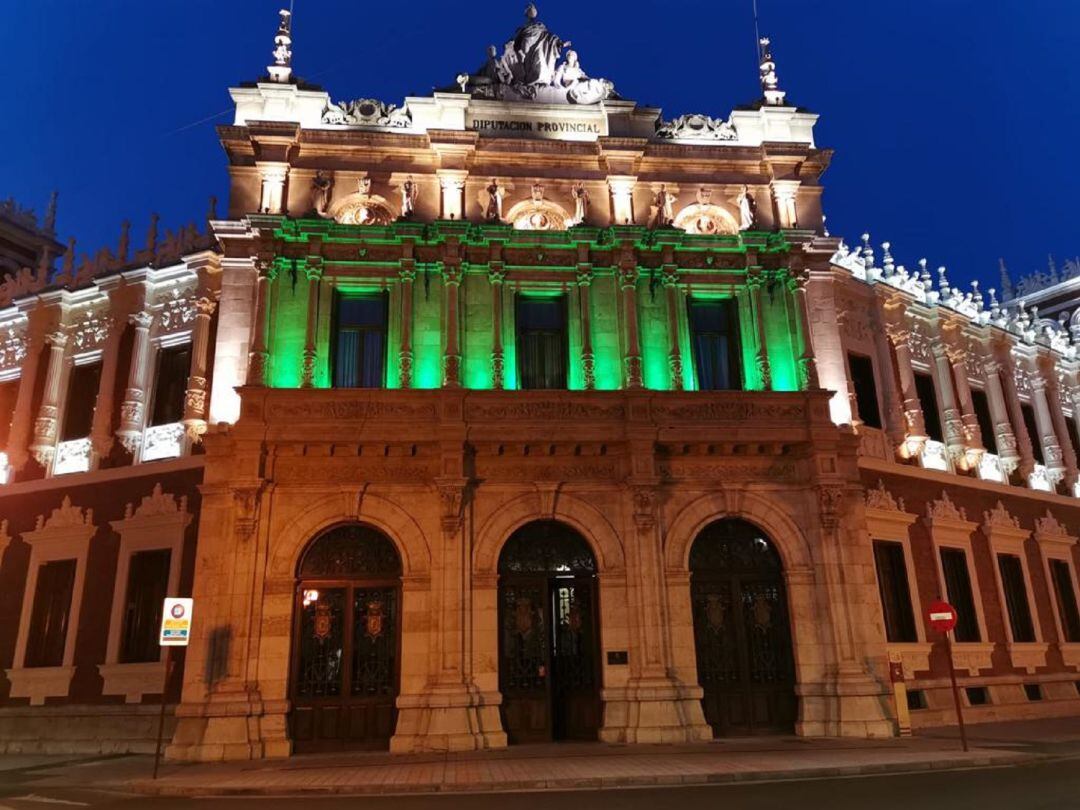 La fachada de la Diputación de Palencia se tiñe de verde en solidaridad con los profesionales de la sanidad pública